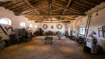 المنشأة من الداخل