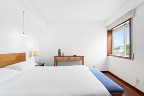 4 bedrooms, iron/ironing board, internet, bed sheets - Esmoriz's golden hour with pool (Esmoriz)