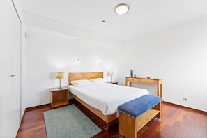 4 عدّة غرف نوم ومكواة/لوح كي وخدمة الإنترنت وملاءات أسرّة