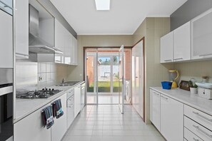 ثلاجة، ميكروويف، فرن، موقد طهي مسطح