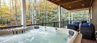 NF72: Newly Constructed! Walk to Slopes, 3 King Suites, Hot Tub. Firepit