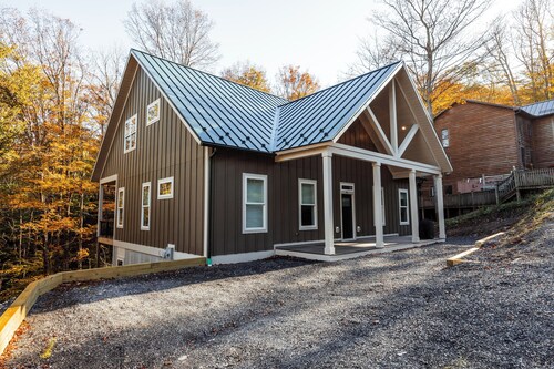 NF 72: Newly constructed! 3 King Suites, Hot Tub! Fire Pit!