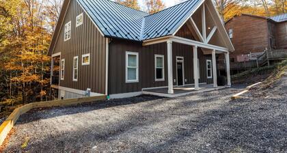 NF 72: Newly constructed! 3 King Suites, Hot Tub! Fire Pit!