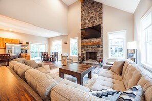 Smart TV, fireplace - NF72: New! Walk to Slopes, 3 King Suites, Hot Tub. Firepit (Davis)