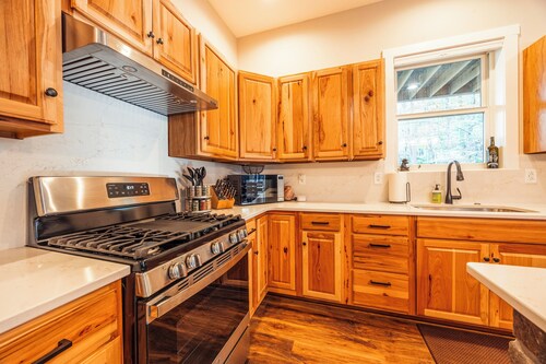 New! Walk to Slopes, 3 King Suites, Hot Tub. Firepit