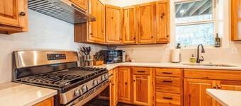 New! Walk to Slopes, 3 King Suites, Hot Tub. Firepit