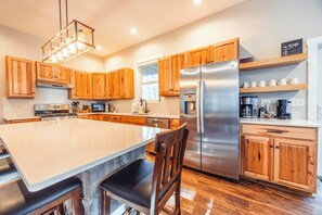 Fridge, microwave, oven, stovetop - NF72: New! Walk to Slopes, 3 King Suites, Hot Tub. Firepit (Davis)