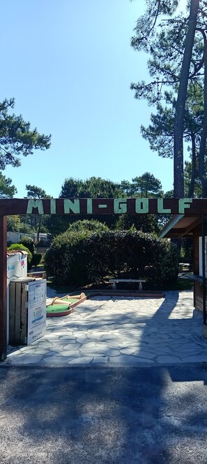 Property grounds - Mobile Home 'Bonne Anse La Palmyre' with Shared Pool, Private Terrace and Private Garden (Les Mathes)