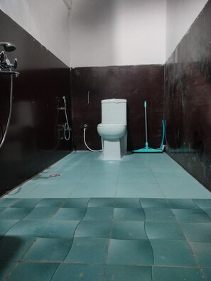 Chambre Double Confort, balcon, vue montagne | Salle de bain | Douche, serviettes fournies, savon, shampoing