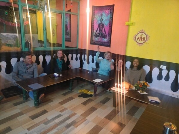 Una sala de reuniones con una larga mesa, sillas y un suelo estampado.