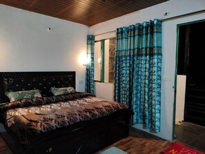 Comfort-Doppelzimmer, Balkon, Bergblick | Schreibtisch, laptopgeeigneter Arbeitsplatz, kostenloses WLAN