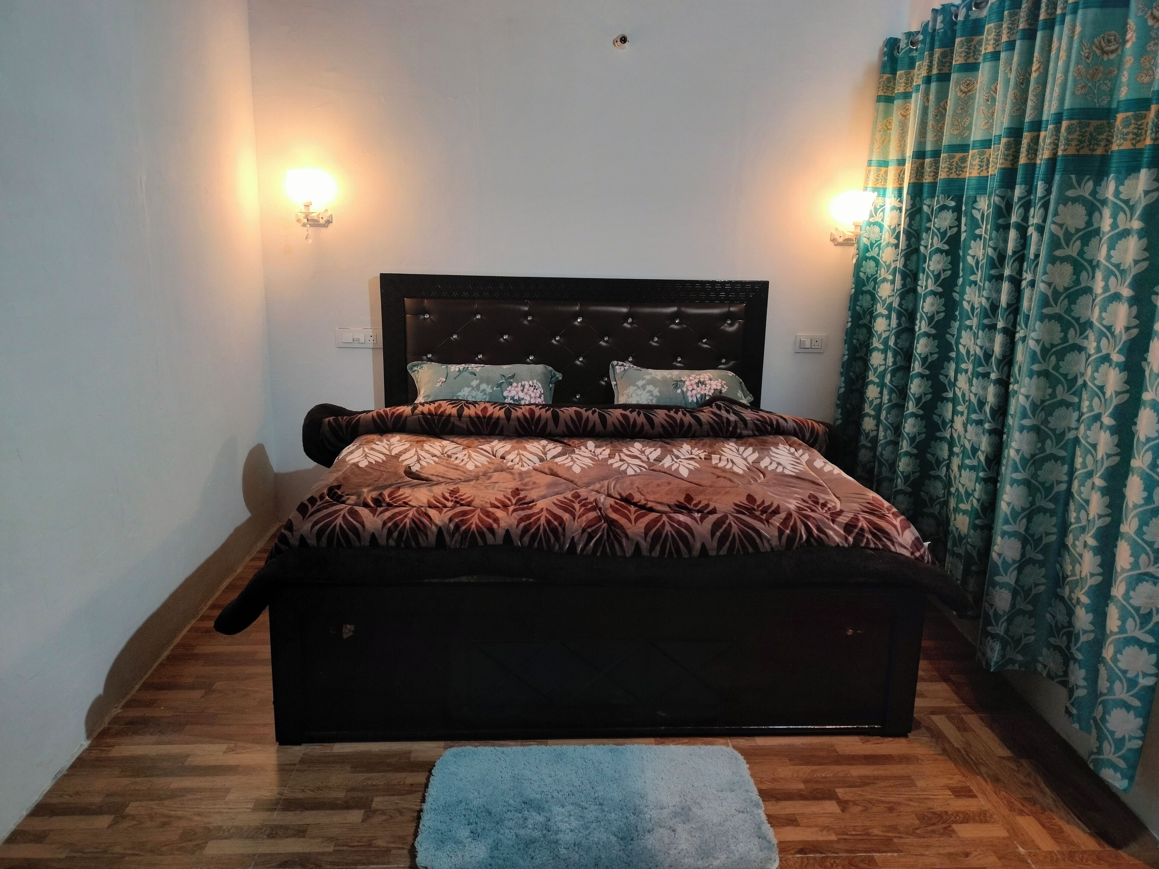 Comfort dubbelrum - balkong - utsikt mot bergen | Skrivbord, arbetsyta för laptop och gratis wi-fi