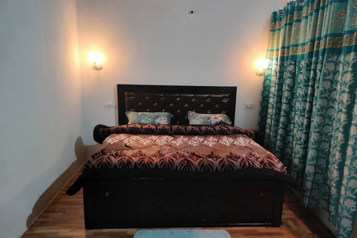 Comfort-Doppelzimmer, Balkon, Bergblick | Schreibtisch, laptopgeeigneter Arbeitsplatz, kostenloses WLAN