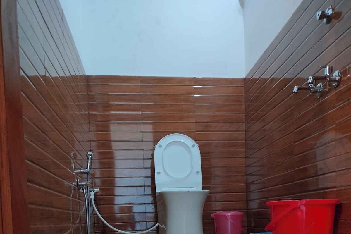 Ferienhaus, Balkon, Bergblick | Badezimmer | Dusche, Handtücher, Seife, Shampoo