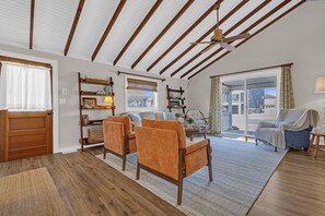 TV, books - Hot Tub| 3BR Lavallette| Girls Trip at the Beach (Lavallette)