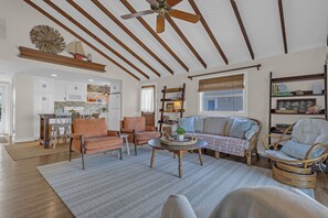 TV, books - Hot Tub| 3BR Lavallette| Girls Trip at the Beach (Lavallette)