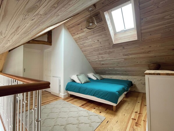 Desk, bed sheets
