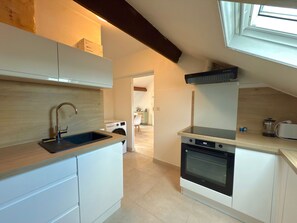 Oven, coffee/tea maker, cookware/dishes/utensils