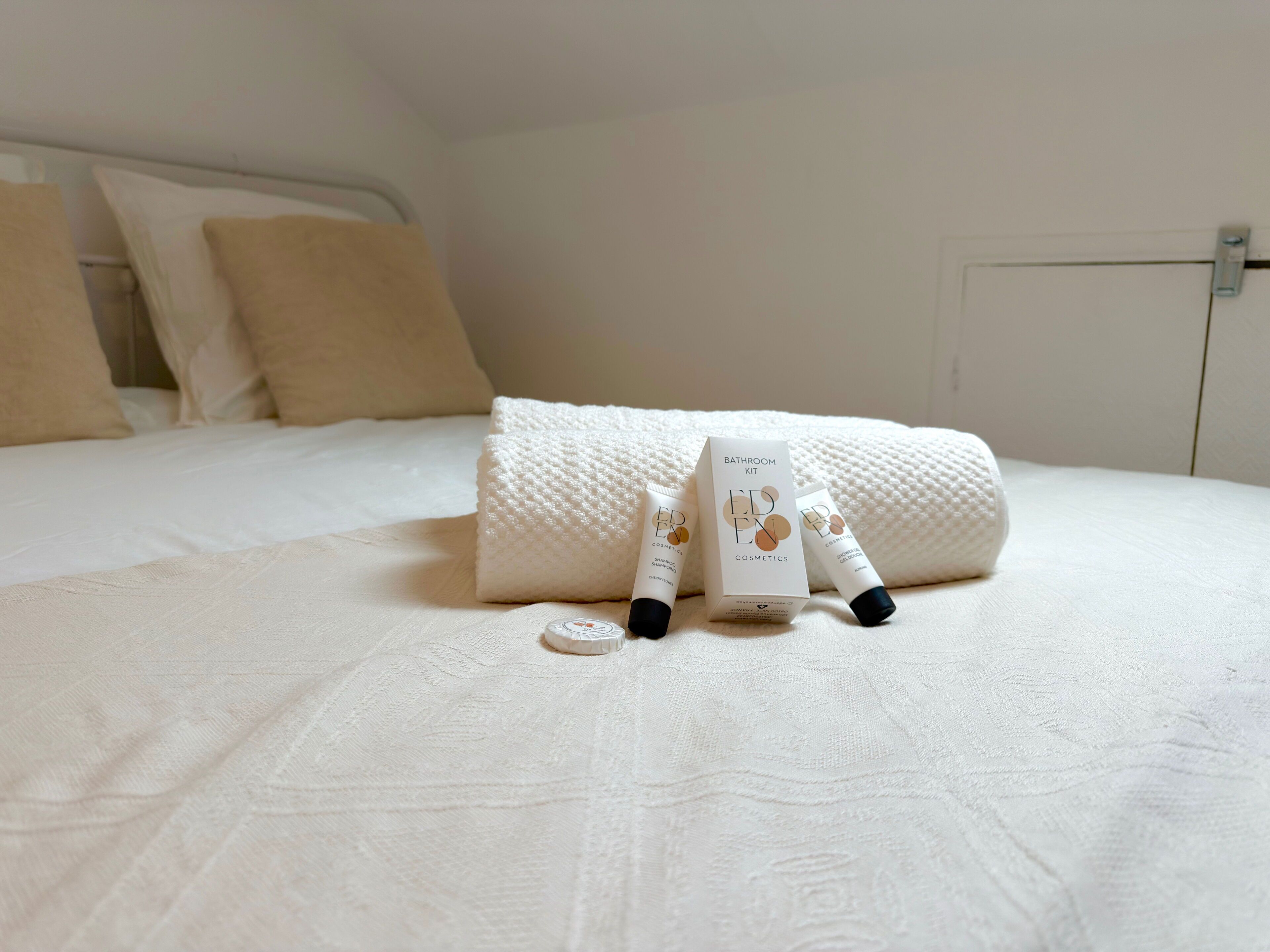 2 bedrooms, internet, bed sheets