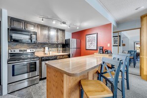 Fridge, microwave, oven, stovetop - 1 Bedroom, 1 Bath Perfect Location for Skiing. (Breckenridge)