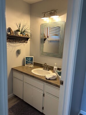 Hair dryer, towels, soap - Tremendous 2-bedroom house in Sunset Bay (Sunset Bay)