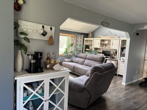 Smart TV, fireplace - Tremendous 2-bedroom house in Sunset Bay (Sunset Bay)