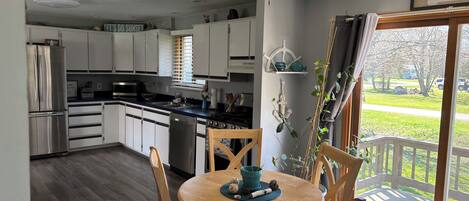 Jääkaappi, mikroaaltouuni, uuni, liesi