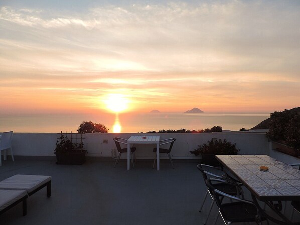 Outdoor dining - Apartment 'Filicudi' with Sea View, Wi-Fi and Air Conditioning (Pianoconte)