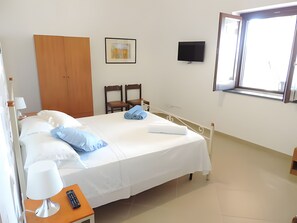 Iron/ironing board, WiFi, bed sheets - Apartment 'Filicudi' with Sea View, Wi-Fi and Air Conditioning (Pianoconte)