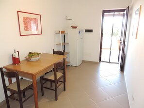 Dining - Apartment 'Filicudi' with Sea View, Wi-Fi and Air Conditioning (Pianoconte)