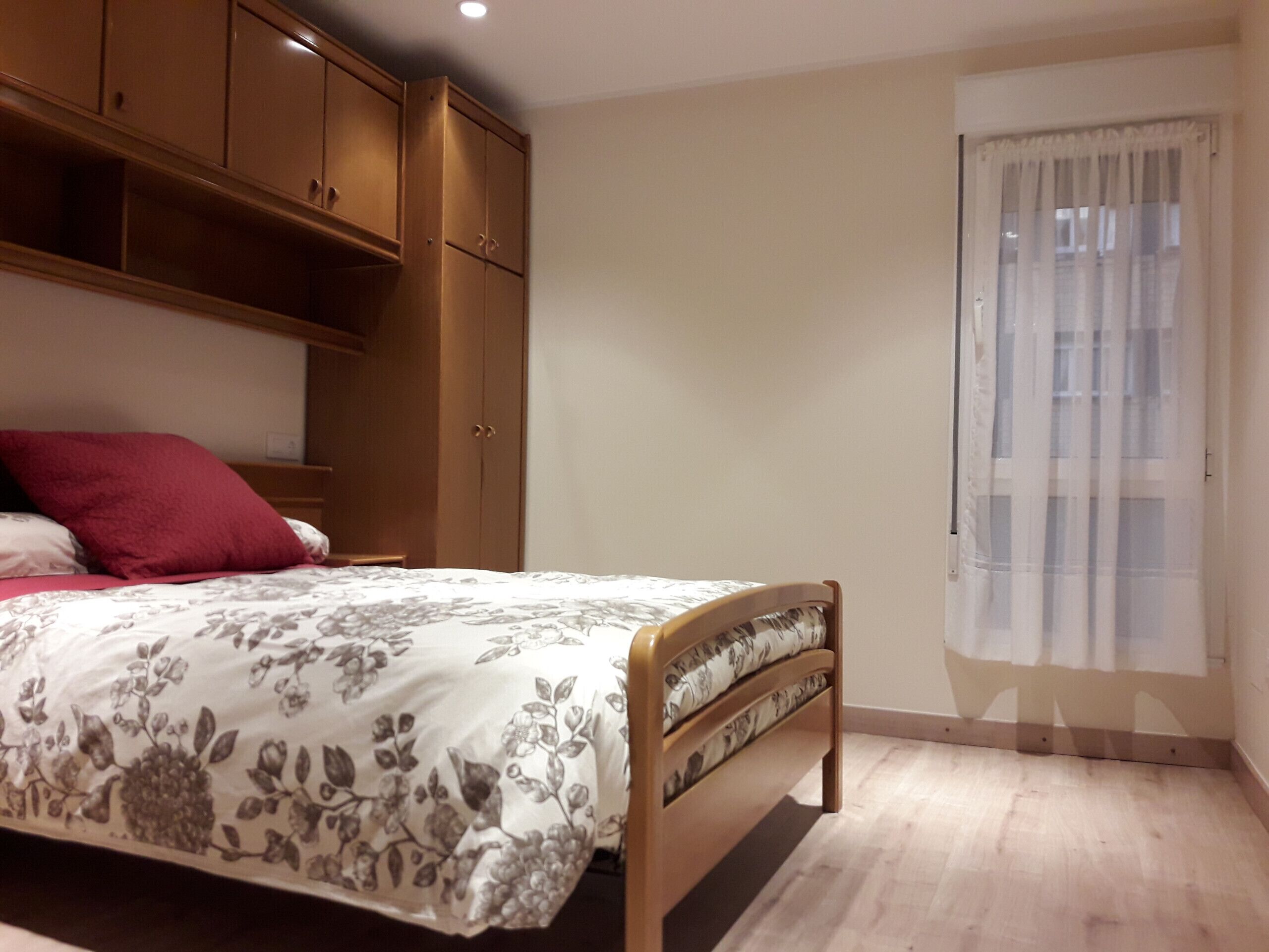 3 bedrooms, iron/ironing board, WiFi (free), bed sheets