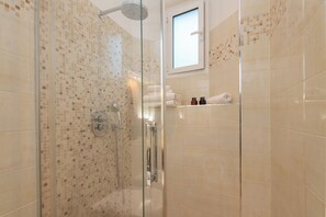 Dusche, Haartrockner, Bidet, Seife