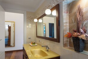 Shower, hair dryer, bidet, soap - Elegant apartment near St. Peter & Vatican (Roma)