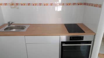 Een koelkast, een magnetron, een oven, een kookplaat