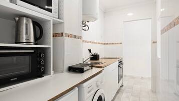 Een koelkast, een microgolfoven, een oven, een kookplaat