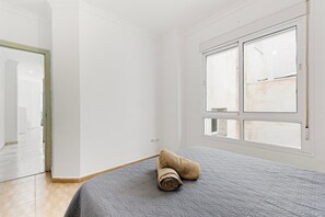 2 عدّة غرف نوم ومكواة/لوح كي وواي فاي