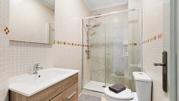 Een douche, een haardroger, handdoeken