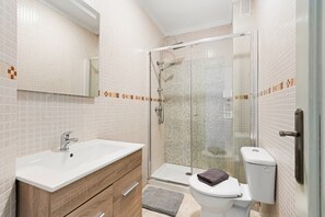 Een douche, een haardroger, handdoeken