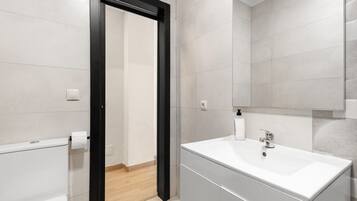 Een douche, een haardroger, handdoeken