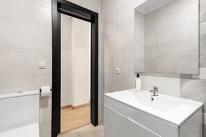 Een douche, een haardroger, handdoeken