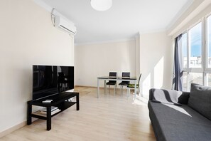 TV - Apartment 'Sensi' with Wi-Fi and Air Conditioning (Málaga)