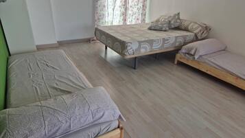 Een strijkplank/strijkijzer, wifi, beddengoed