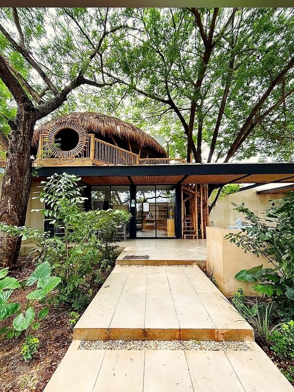 المنشأة من الخارج