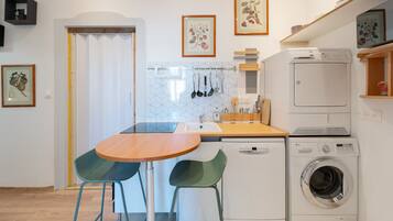 Geladeira, micro-ondas, fogĂŁo, cooktop