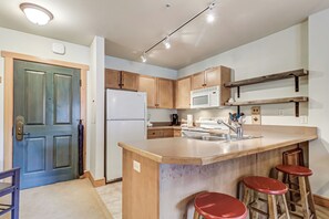 ثلاجة، ميكروويف، فرن، موقد طهي مسطح