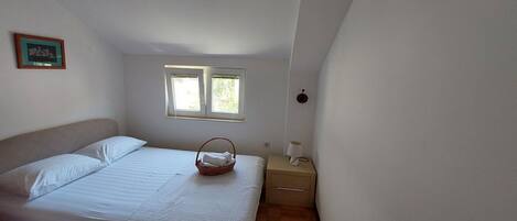 7 bedrooms, cots/infant beds