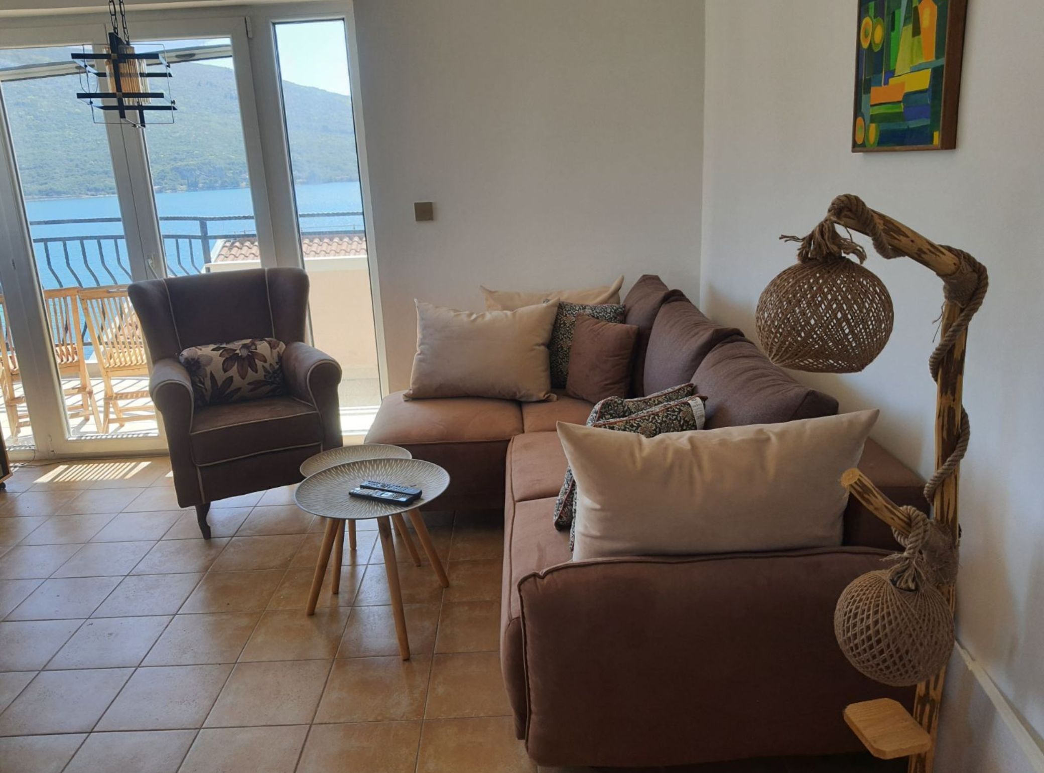 Huoneisto (Three Bedroom Apartment With Sea View) | Olohuone | 32–tuumainen taulutelevisio, jossa kaapelikanavat