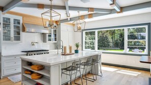 Mikrowelle, Ofen, Herdplatte, Wasserkocher mit Kaffee-/Teezubehör