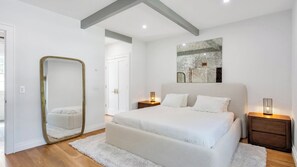 4 bedrooms, iron/ironing board, Internet, bed sheets