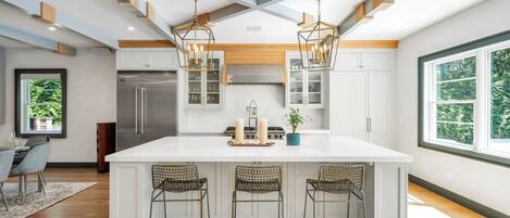 Micro-ondes, four, plaque de cuisson, cafetiĂšre/bouilloire